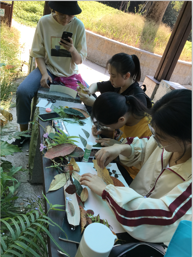 同学们正在认真的教玩具制作中