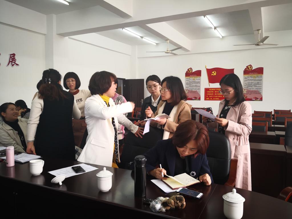 实习双方进行工作细节交流、讨论