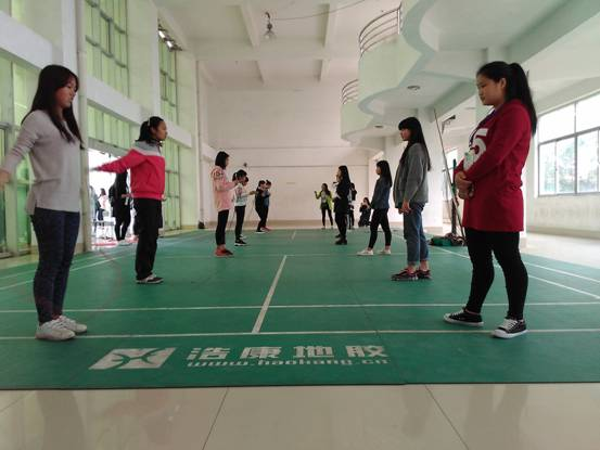 跳绳比赛正式开始