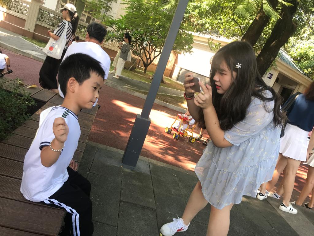 同学给幼儿和树叶妈妈合影