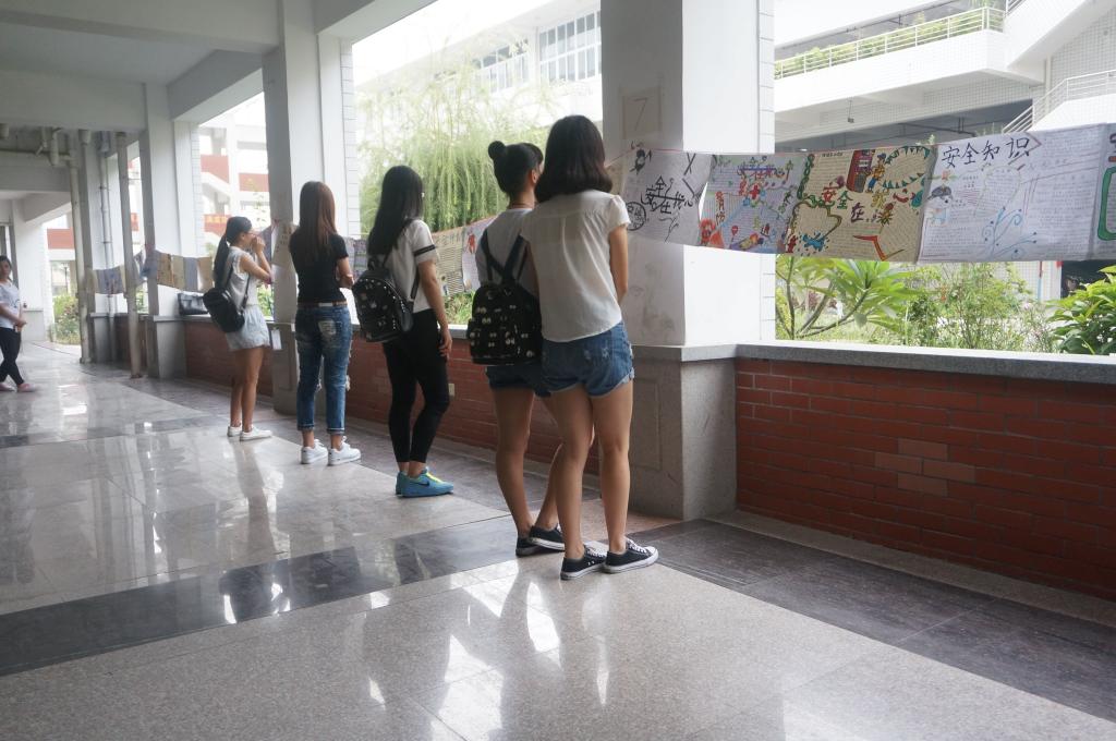 同学们在观看“弘扬安全文化,传播安全知识”手抄报作品展览