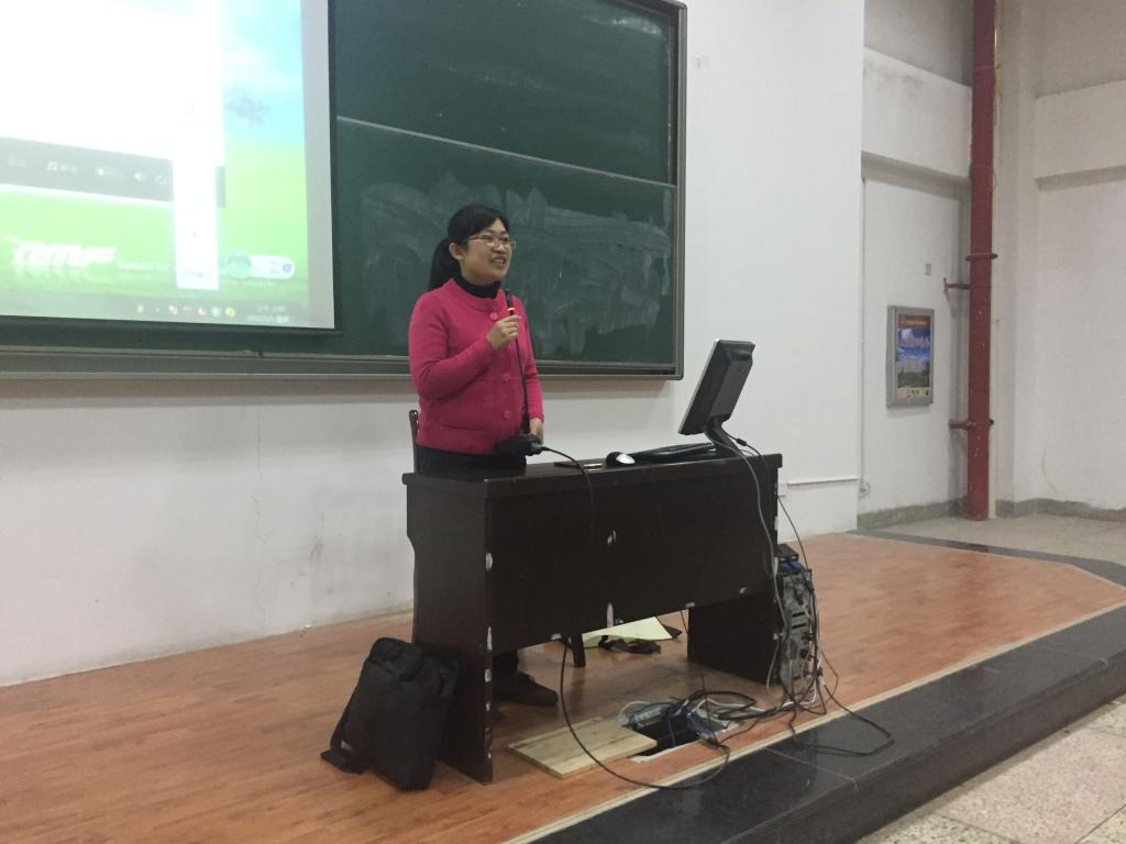 李秋玲老师在认真解说