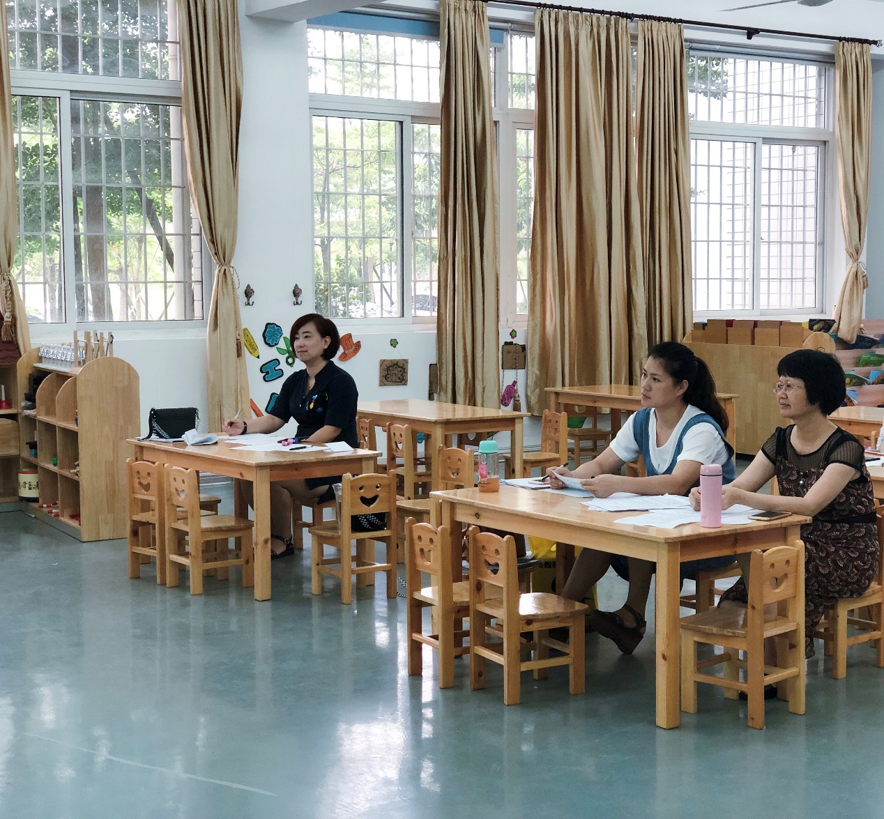 评委正在严谨地评分2