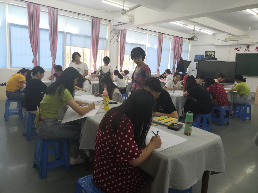 老师在观察学生作品的完成情况
