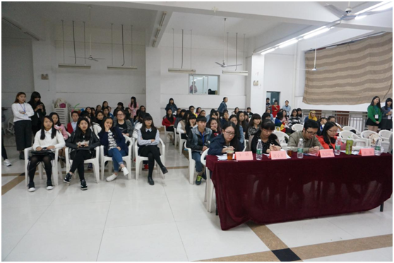 评委老师们在认真的评分