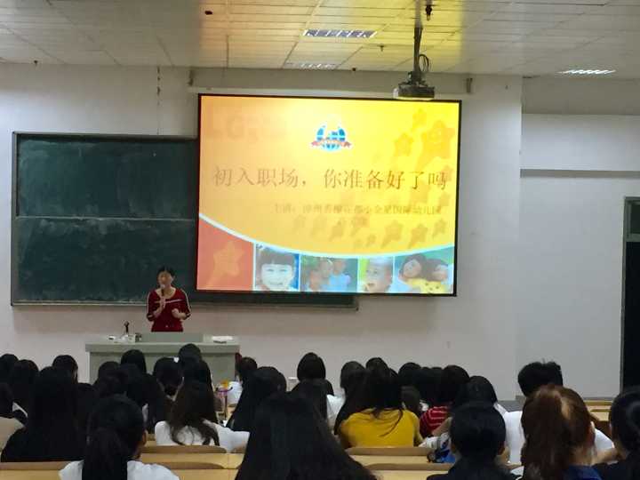 同学们聚精会神地听讲