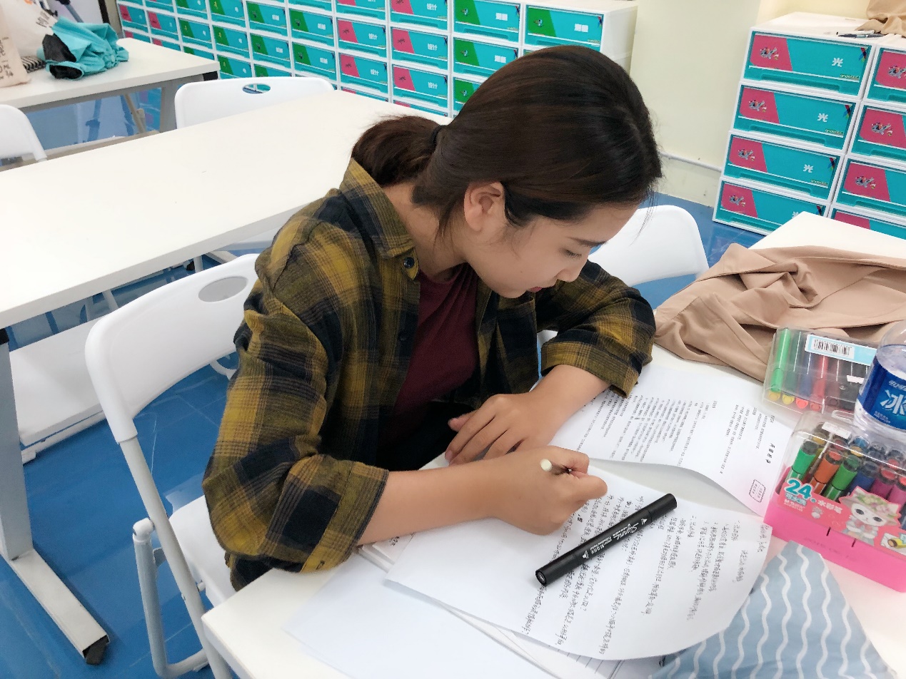 参赛选手们正在进行教学设计2