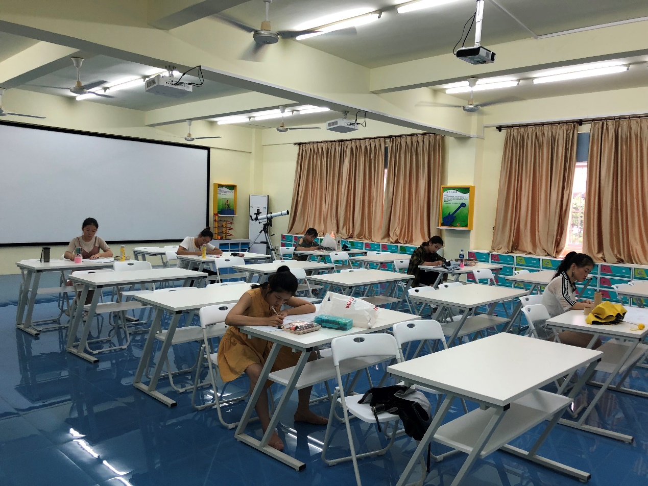 参赛选手们正在进行教学设计1