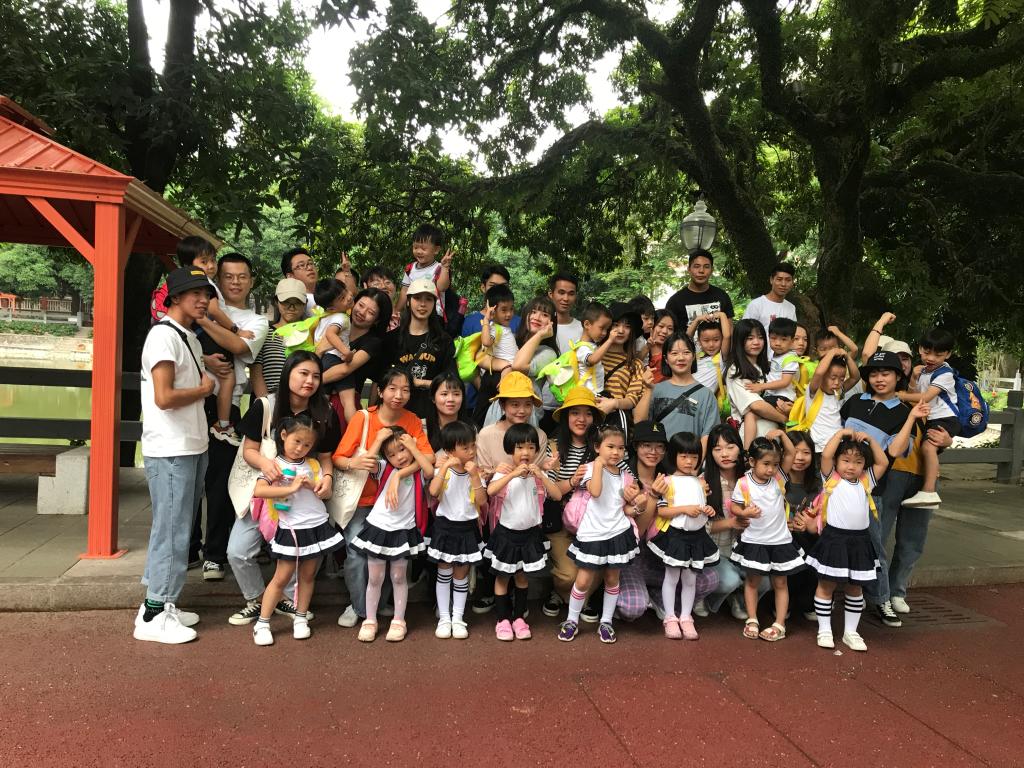 同学和小朋友合影