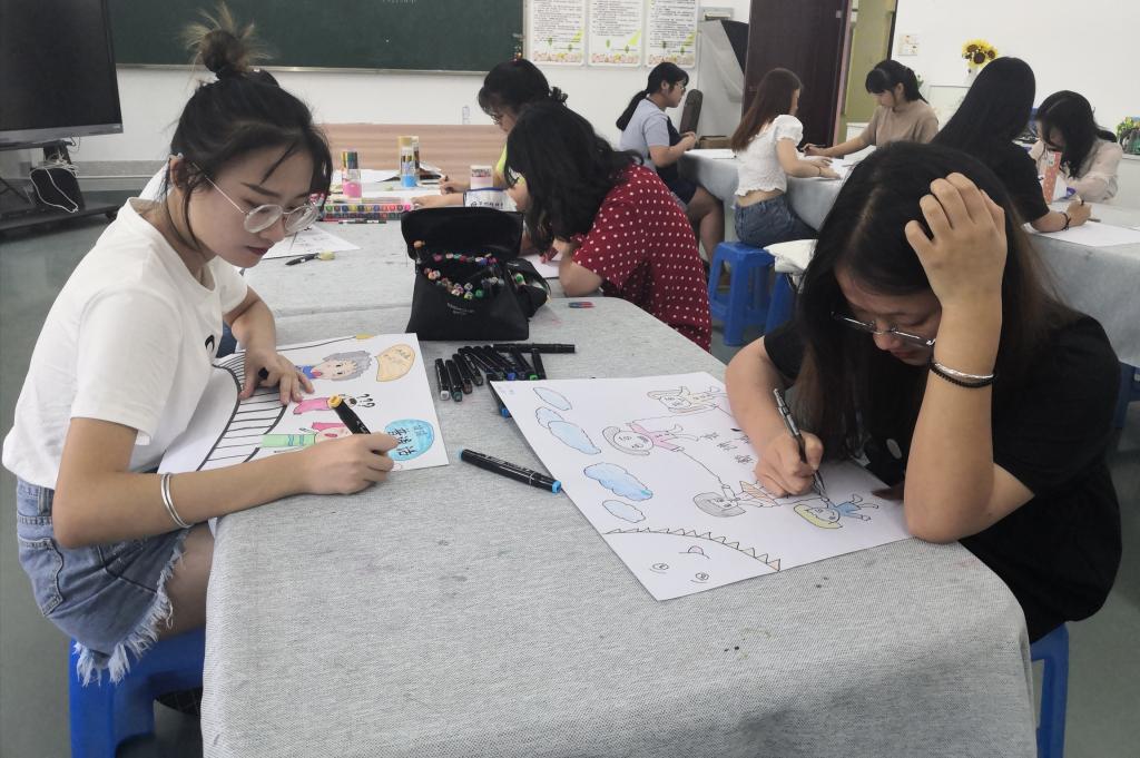 学生们在认真地作画