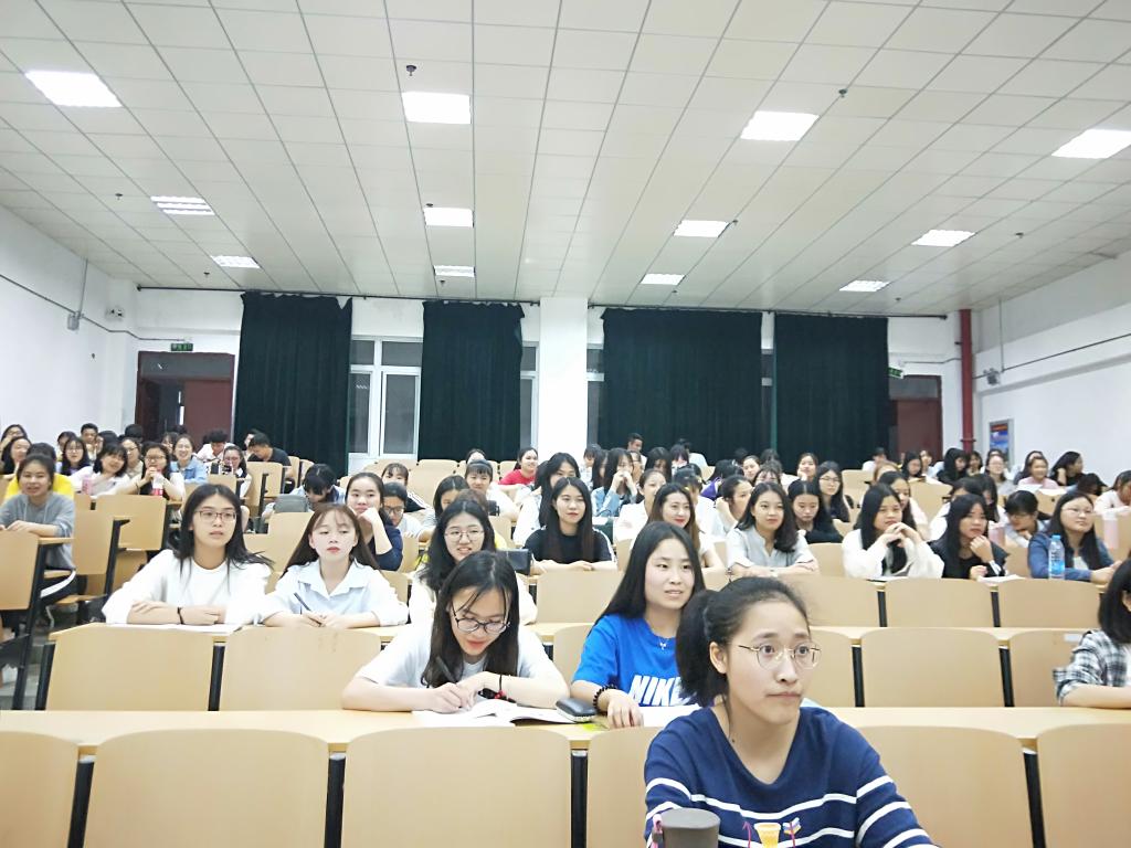 同学们正在认真听讲