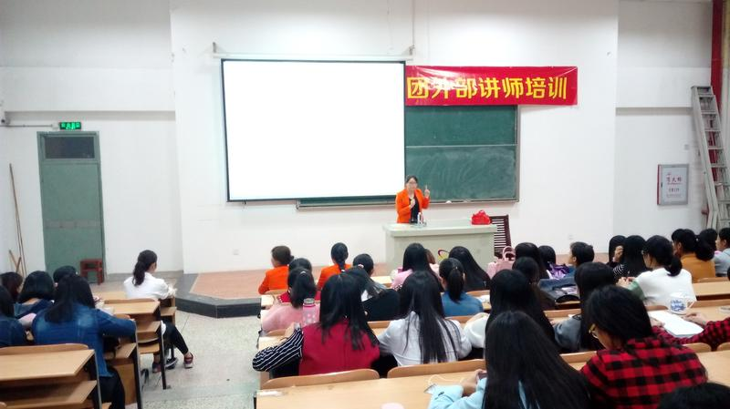 李园长正为大家进行讲解